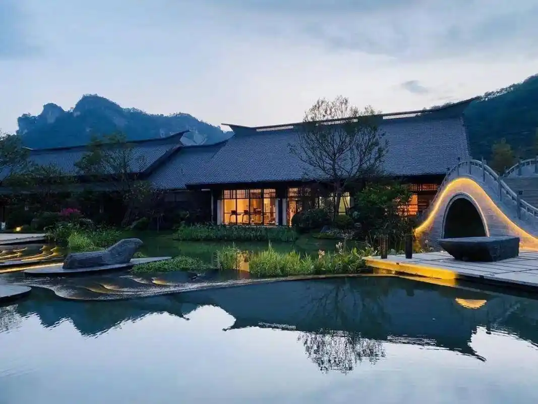 武夷·椿泊度假酒店坐落于福建省南平市武夷山市国家旅游度假区内