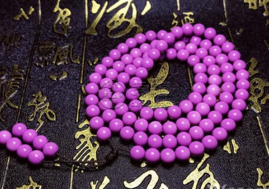 紫色蜜蜡表示高贵,典雅和华丽,佩戴紫色的蜜蜡是很有气质的.