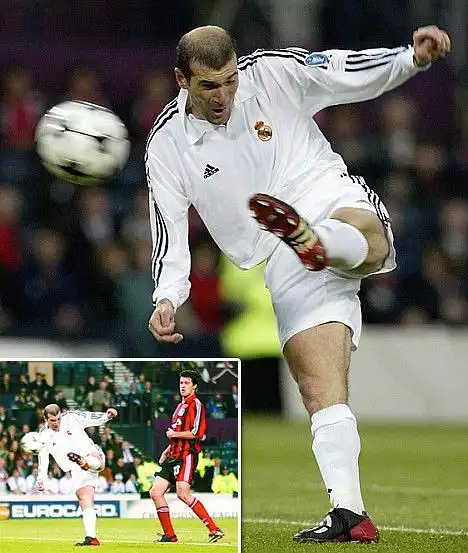 2001-2002赛季欧冠决赛,齐达内的一脚石破天惊的"天外飞仙"震惊世界.