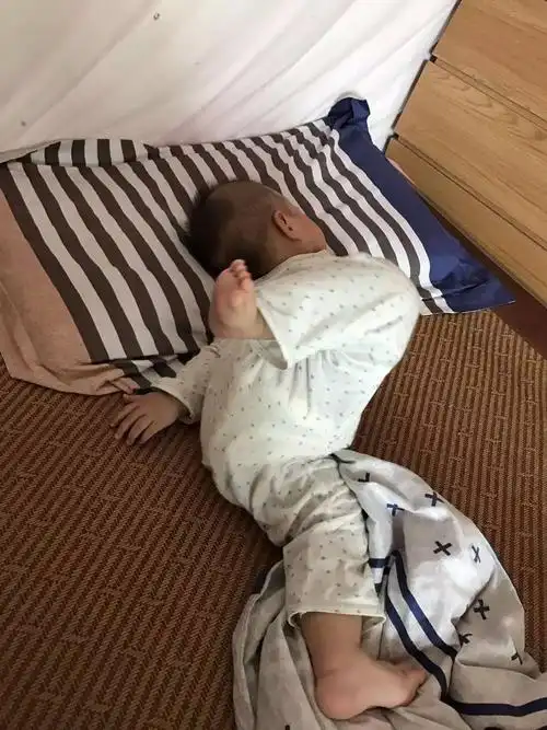 candy,10个月,睡觉时也要练个武功,瞧我的"飞天脚"投票的时候千万不