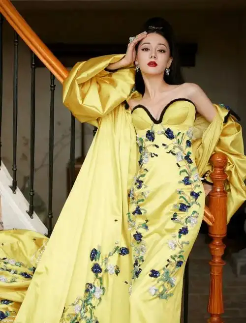 迪丽热巴花团锦簇复古造型##红毯没有王法 只有迪丽热巴的想法