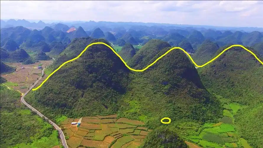 此地背靠笔架山,前有龙穴天然形成,大富大贵的风水宝地!