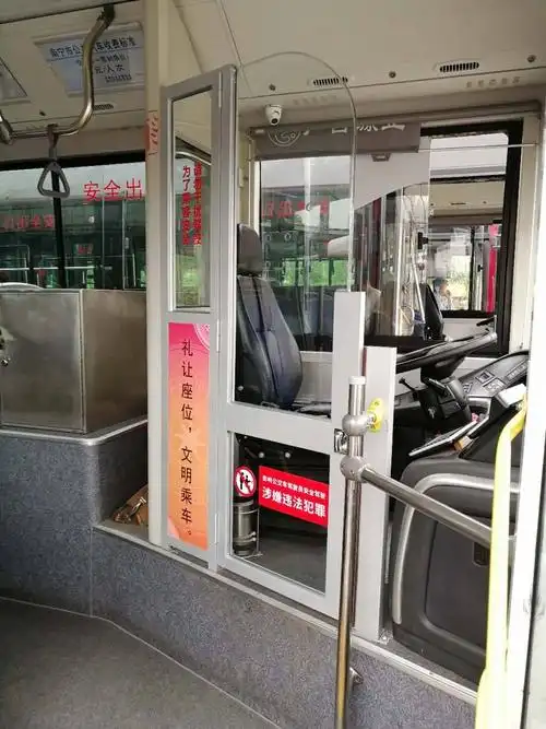 为防乘客抢方向盘 南宁3000多辆公交车装"安全门"