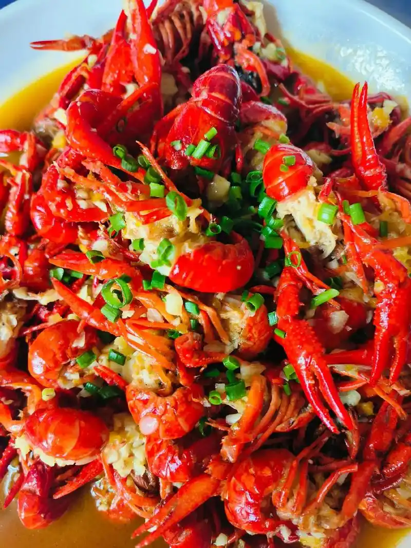 何以解忧唯有美食,小龙虾配啤酒[啤酒],不是很贵,但是很对胃