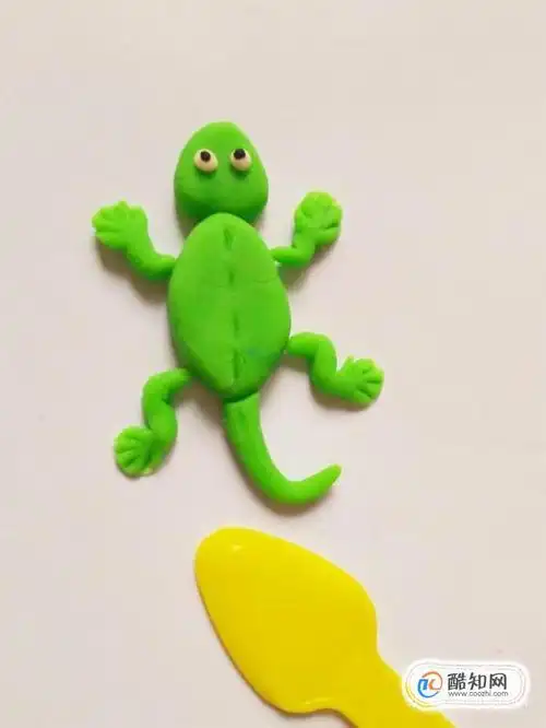 用小刀立着在壁虎背上刻几道印,一个可爱的小壁虎就捏完了.
