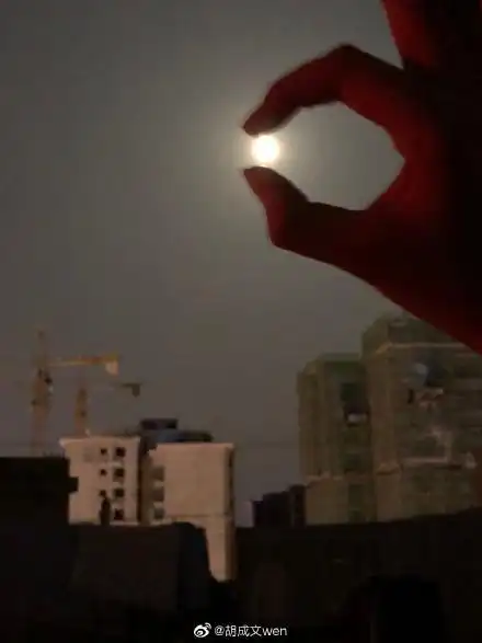 这么可爱的月亮,真是让人想要把它捏在手中,捧在手心,与星星相伴,与