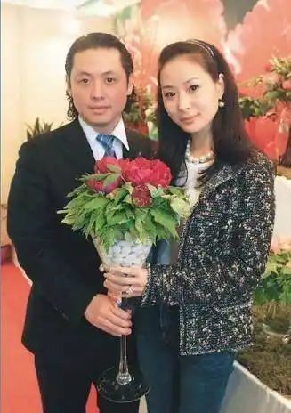 原创43岁的孙芸芸与50岁老公同框如父女女儿也是完美到无可挑剔