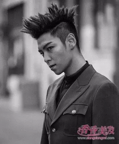 男生个性短发爆炸头发型这款爆炸头短发将两侧耳朵上方以及脑后的发丝