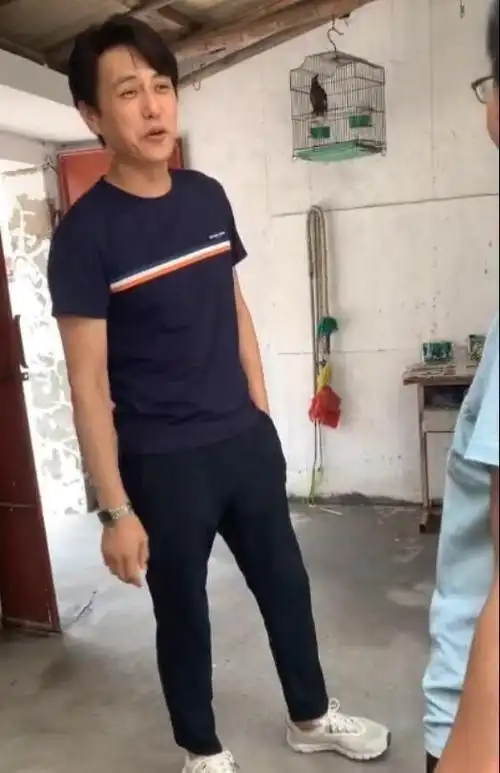 靳东回老家山东济宁,逆生长变帅又瘦了,和小女孩合影眼神温柔