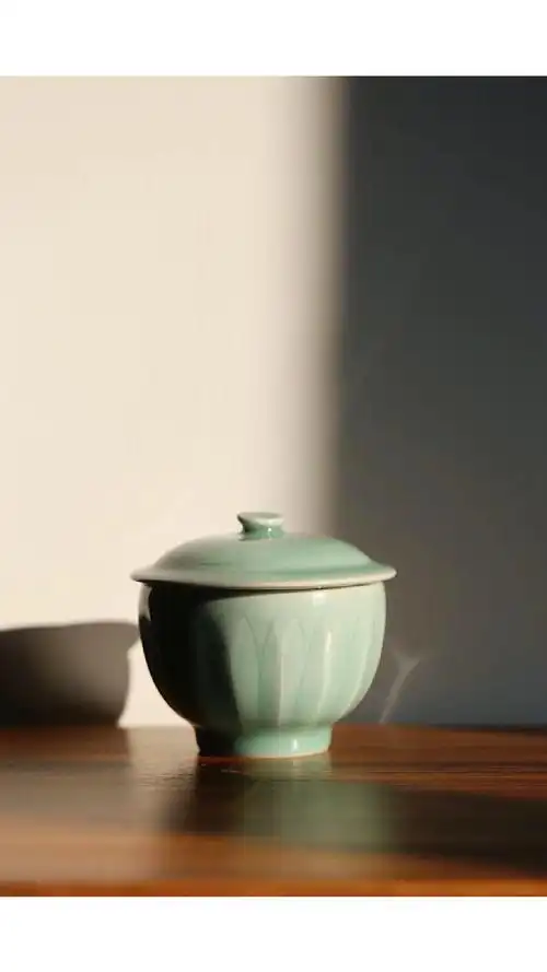 龙泉青瓷手作莲瓣纹盖罐茶叶罐