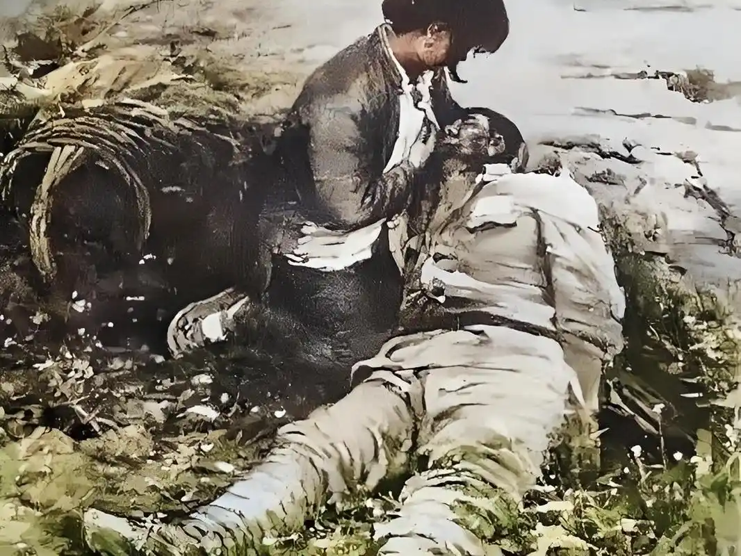 这幅画深深地触动了无数人的心灵,画中一位沂蒙红嫂正在给一位受伤的