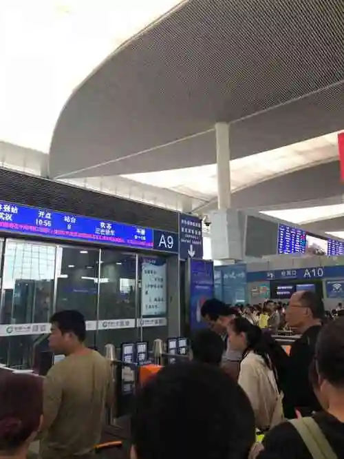 成都东站候车大厅-"成都东站设在成都东面,2008年12月正.