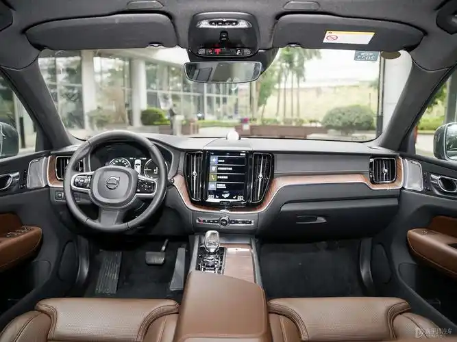 沃尔沃xc60新能源内饰风格走了精美路线,倾斜式中控台采用银色饰条