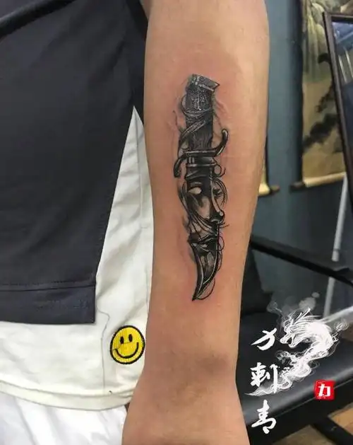 小臂匕首遮盖疤痕纹身图片_手臂手部新传统纹身图案