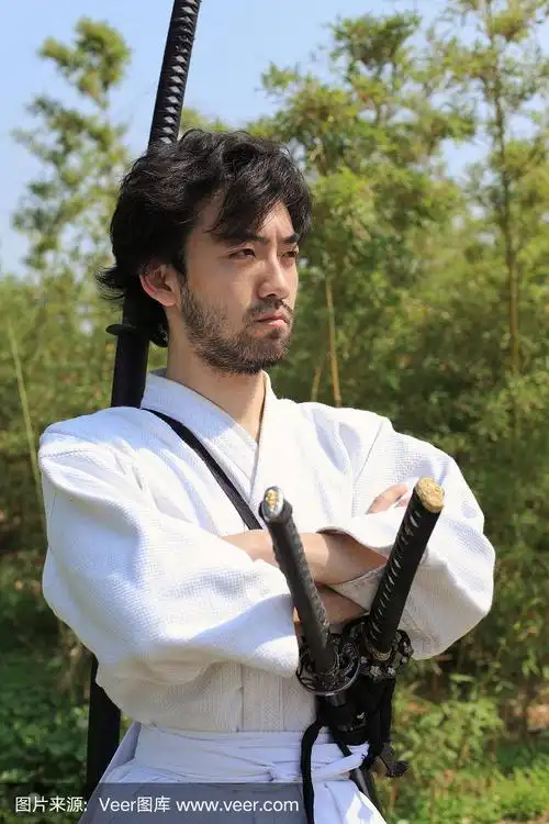 手持剑的男性武术家