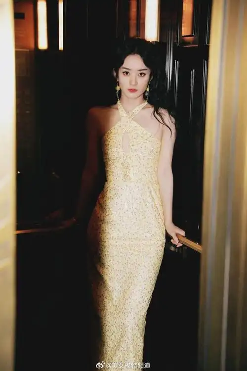 赵丽颖墨镜一戴化身摩登女郎穿挂脖碎花长裙清新又性感