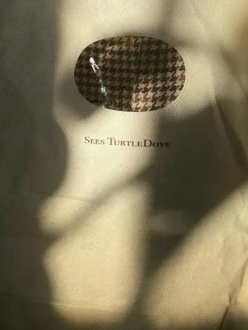 晨光穿过树叶印在这件衣服上,更加显得温暖.