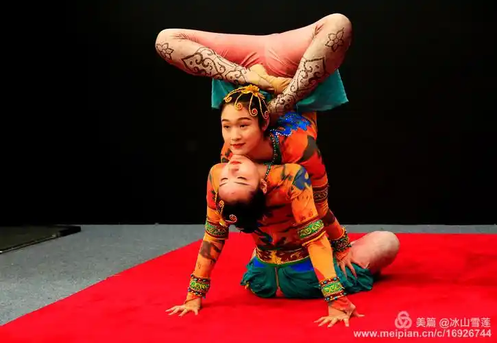《杂技美女》2018.11.10.冰山雪莲拍摄于梅江会展中心旅博会