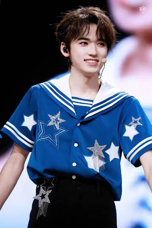 宋亚轩超话你说蓝色是你最爱的颜色@时代少年团-宋亚轩#宋亚轩楼外楼