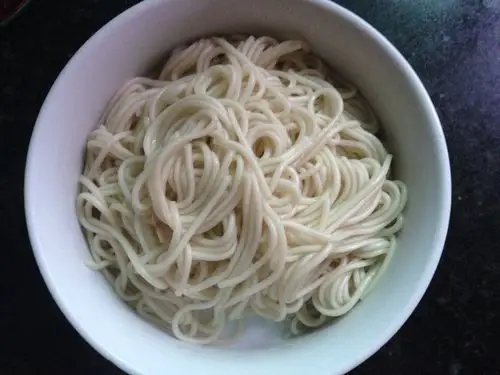 面条煮熟捞出来