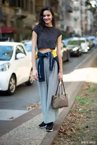 秀一波显腿长的穿搭小妙招 短打上衣配高腰裤 真的很好穿