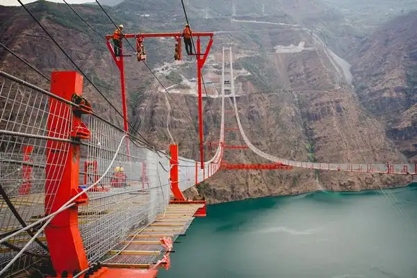 金安金沙江大桥施工现场 人民网 薛丹 摄春季的云南,大风时常呼呼地刮