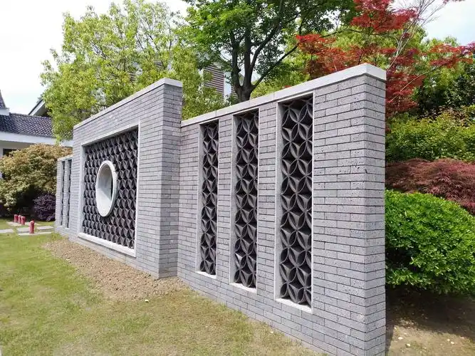 主入口一进来的一个景墙,古典元素与现代元素结合