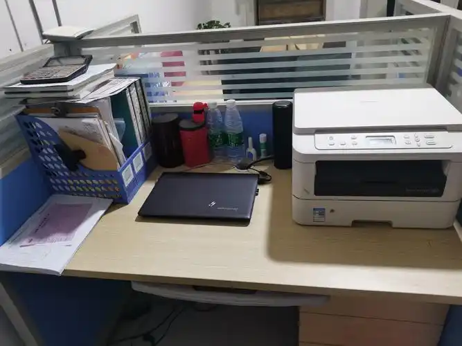 采购帅哥的办公桌没有打扫,桌面凌乱,有灰尘噢