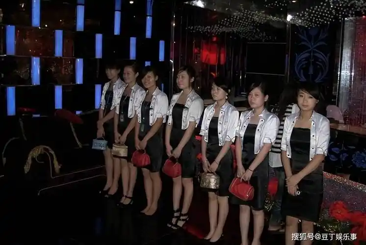 ktv女服务员真实写照,每天强颜欢笑,甚至被动手动脚