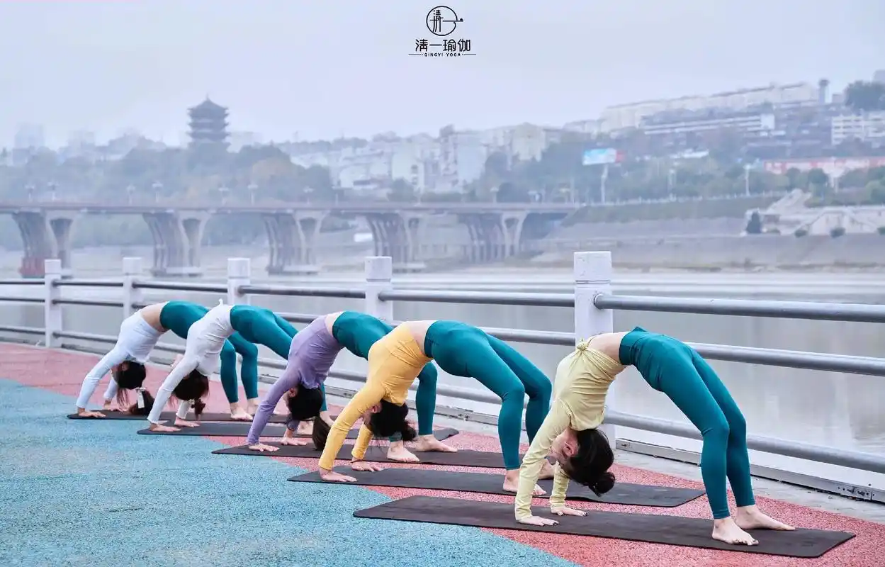 零基础教培班瑜伽美照多人瑜伽体式照