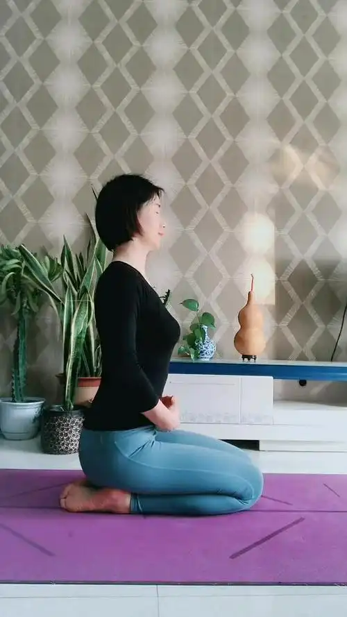 瑜伽体式金刚跪帮助胃消化让你无负担享受美食