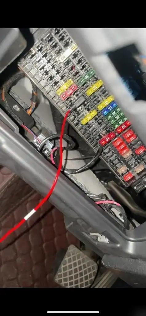 之所以选用常电保险丝,是因为车辆在不启动的情况下,仍需确保部分功能