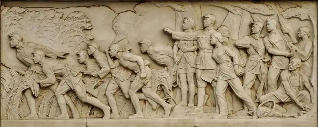 张松鹤主创的《抗日游击战》浮雕纪念碑式的审美模式,也被运用到抗战