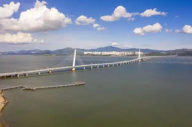 深圳湾大桥,原称深圳湾公路大桥,是中国境内一座连接广东省深圳市南山
