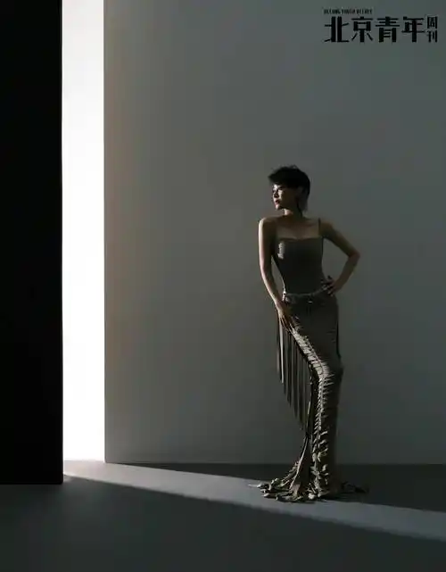 许晴亮相活动状态大好52岁面容紧致似少女项链配饰太抢眼