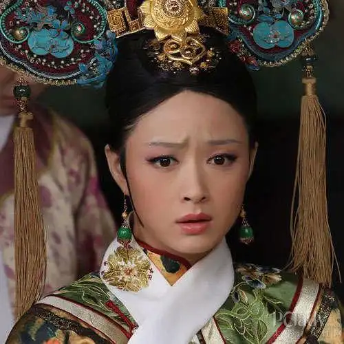 华妃娘娘蒋欣妖艳红唇首战时装周