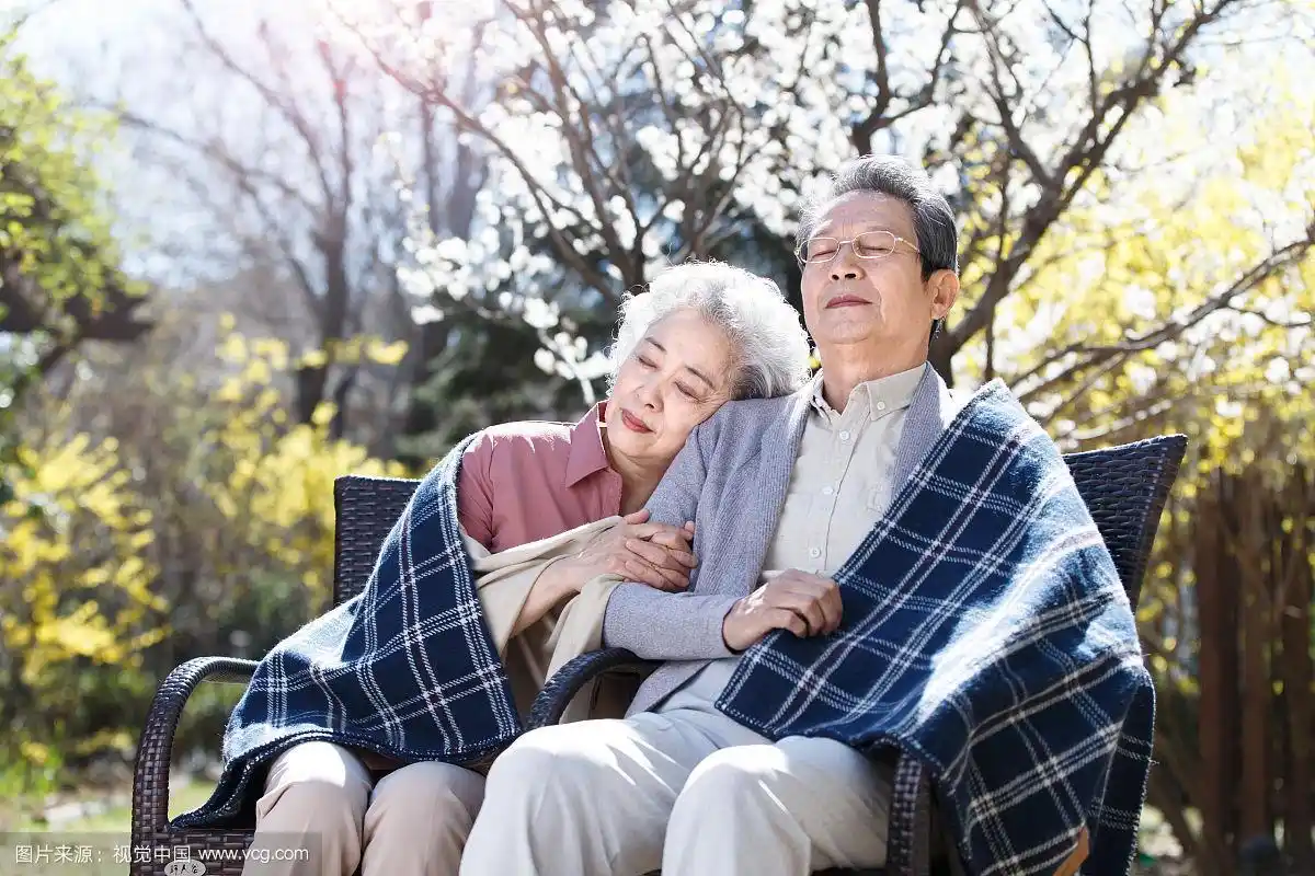 老年夫妇在户外晒太阳
