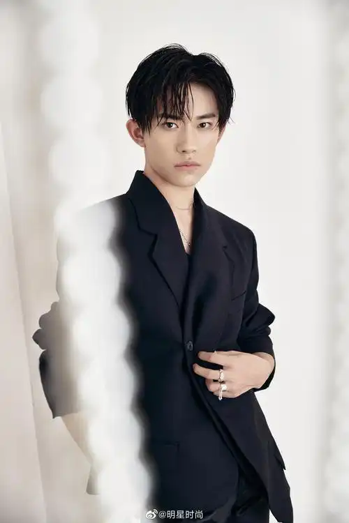 易烊千玺最新造型,纯黑色西装精致利落,同色内搭尽显不羁