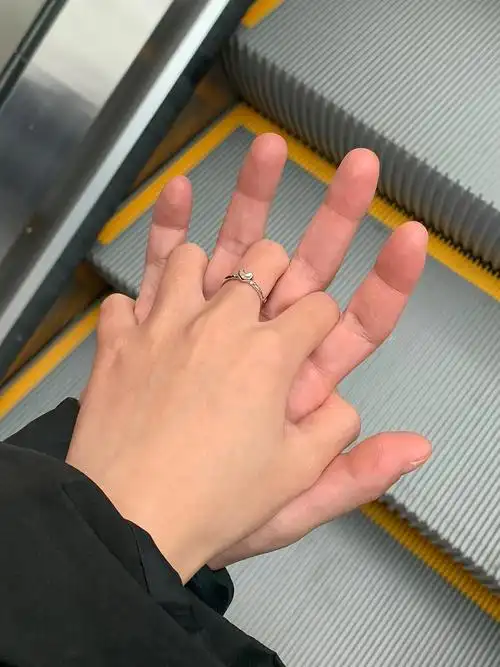 一定要和男朋友拍好多好多牵手照