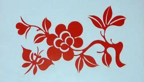 在木制的窗格子上贴上花草动物纹样的剪纸象征着新的一年开始也是