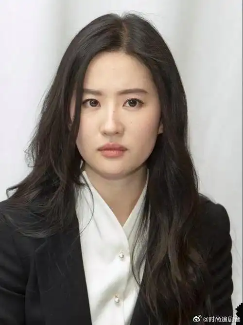 刘亦菲正面怼脸照,原来女神脸上这么多痣啊