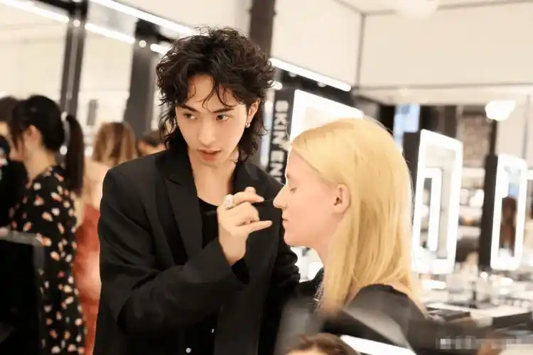 "我3岁就开始穿女装,怎么了?"伊能静儿子大胆言论上热搜,网友:教育,果