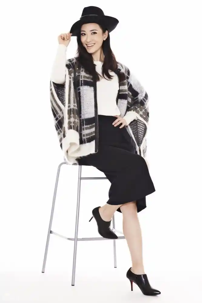 组图董玥化身都市丽人笑容清新沁人心脾