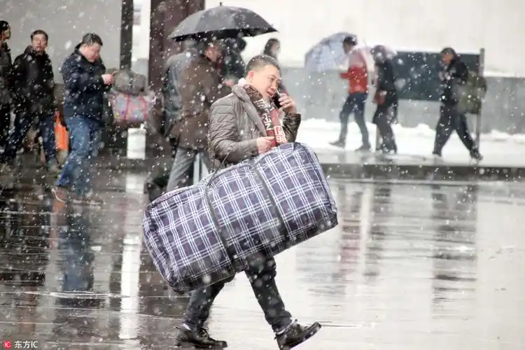 农民工大包小包回家过年 蛇皮袋成标配沉重得让人心疼