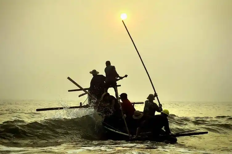 和乐镇五星村,渔民乘风破浪出海捕鱼.