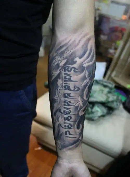 手臂梵文纹身图案有种帅帅的感觉