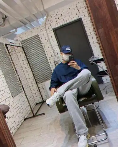 33岁李敏镐翘二郎腿自拍,太平洋肩看了想抱,穿3年前旧衣太勤俭