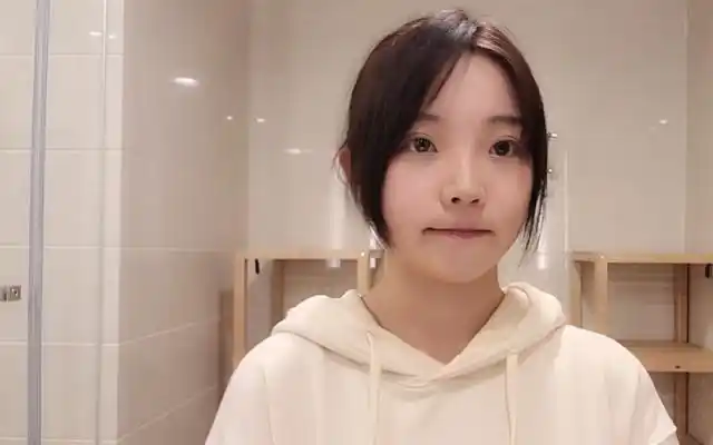 b站欣小萌发布动态,为打工人视频致歉,娱乐化呈现才是问题所在