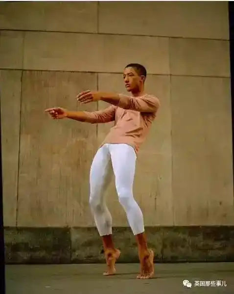 两个芭蕾舞演员,之前埋头苦练舞技,没什么人知道,现在却因为一双高跟