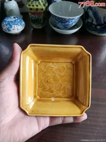 清末民国黄釉暗刻龙纹碟